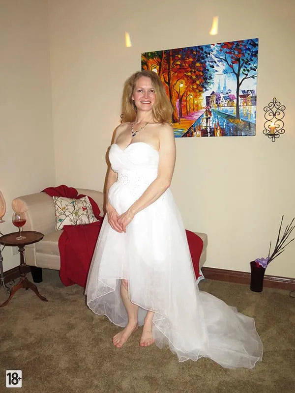 Зрелая невеста в белом повторяет страстную ночь