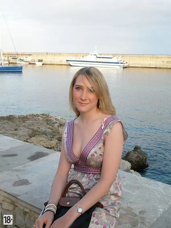 Присланные снимки скромной девушки которая в постели становится порно звездой