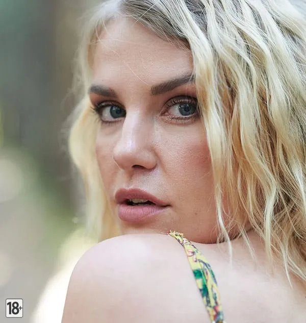 Дашку в сарафане у леса с укусами на теле