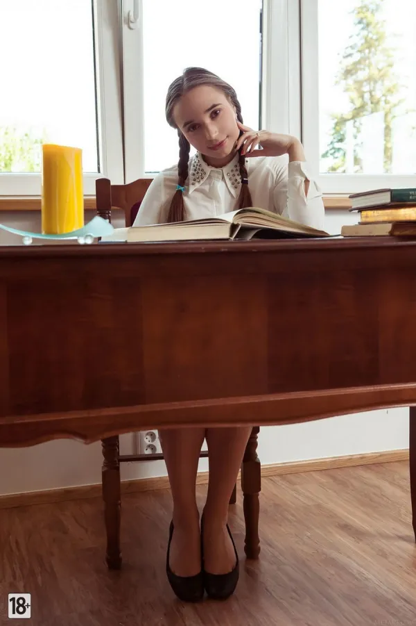 Студентка с небольшой грудью позирует обнаженной у директора