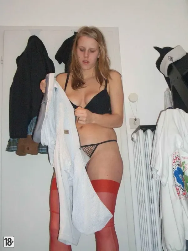 Молодая девушка в белье и голая возбуждает парня