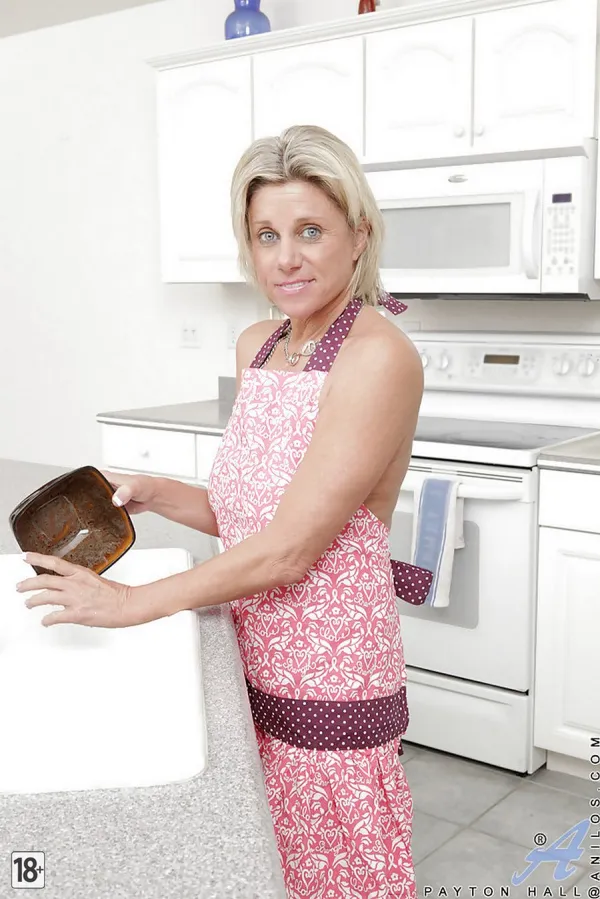 Жена сняла одежду на кухне и ласкала тело