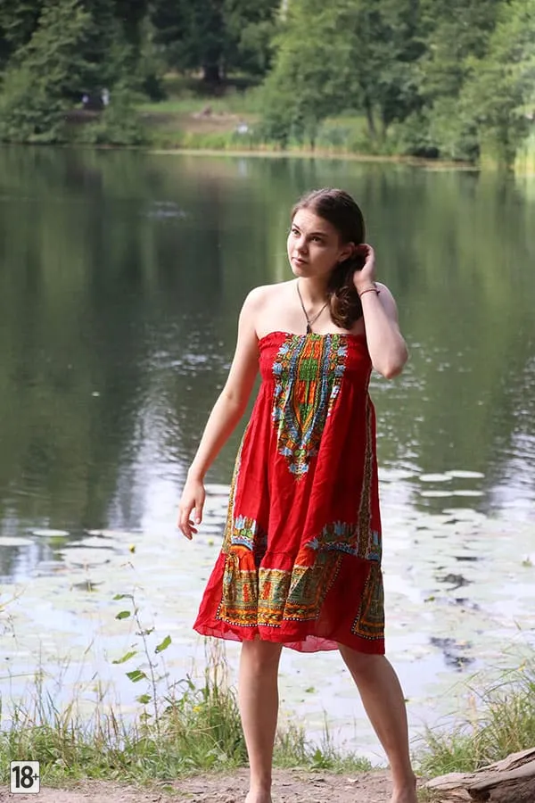 Молодая русская вывалила стоячие груди на берегу озера
