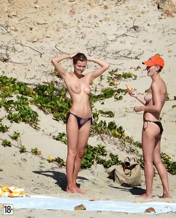 Подсмотренное фото веселых подруг нудисток на пляже