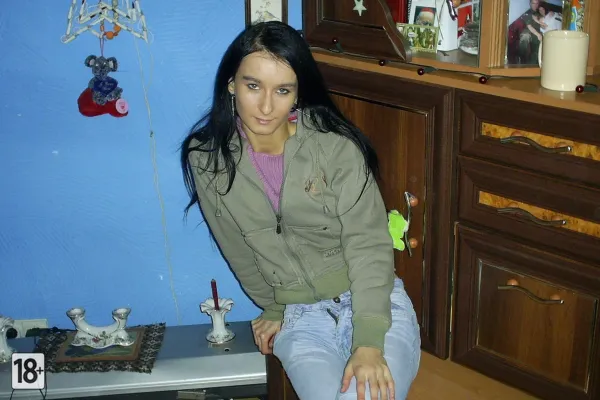 Стройная брюнетка в бельишке стебётся перед камерой